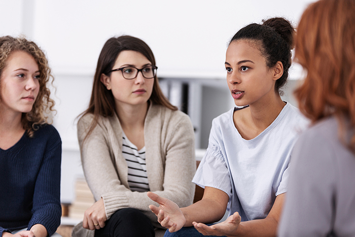 Un groupe de femmes de soutien parlent