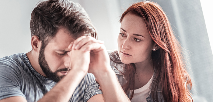 Une femme et un homme ont une discussion de soutien
