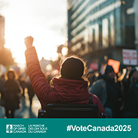 #VoteCanada2025. Logo de la Marche des dix sous du Canada. Une personne en fauteuil roulant lors d'un rassemblement, le bras lev