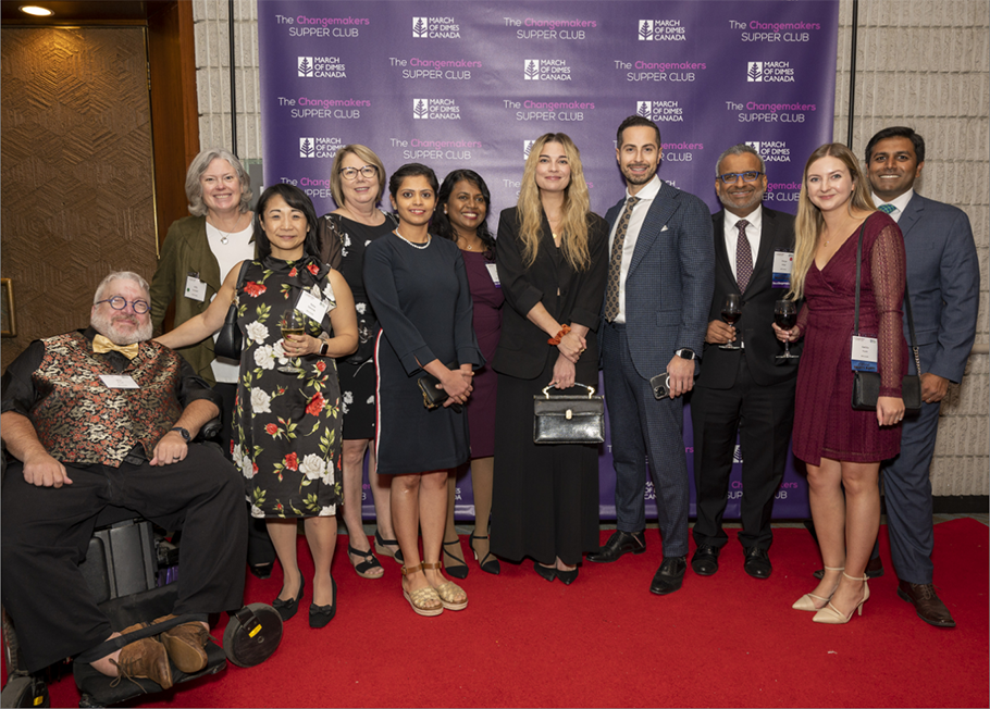 Un groupe de participants souriants du Changemakers Supper Club