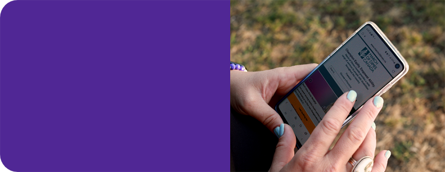 Des mains tenant un cellulaire