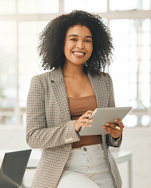 Fonctionnaire, souriante, tenant une tablette informatique (c) Yuri Arcurs
