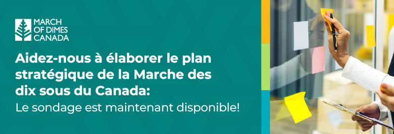 Une personne place des post-it sur un tableau «Aidez-nous à élaborer le plan stratégique de la MDSC: Le sondage est disponible!»